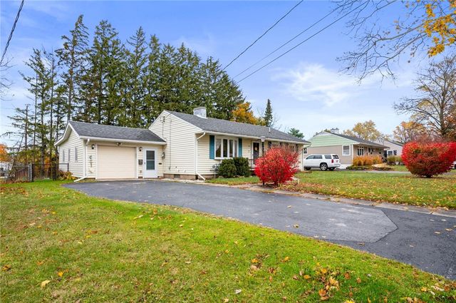 14 Hilltop Dr, Leroy, NY 14482