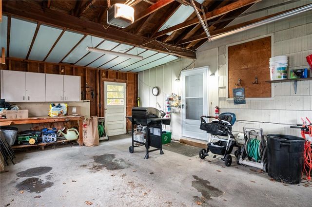 14 Hilltop Dr, Leroy, NY 14482