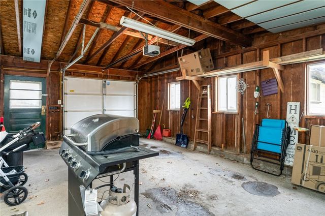 14 Hilltop Dr, Leroy, NY 14482