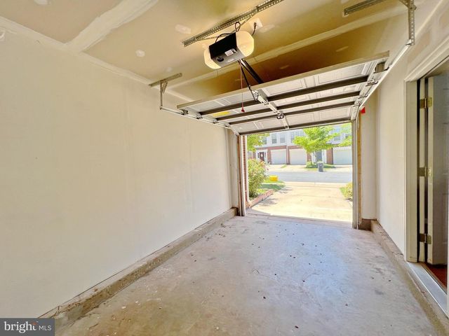 8118 RAINWATER CIR, Manassas, VA 20111