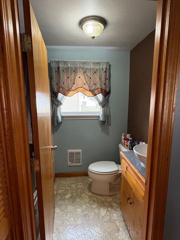 4 Bowers Ave, Tyngsborough, MA 01879