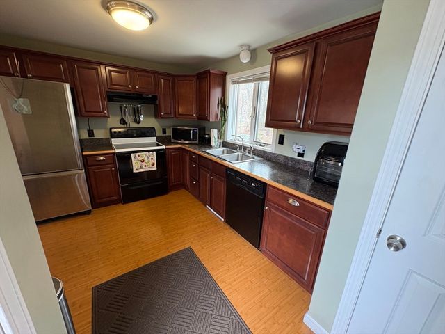 4 Bowers Ave, Tyngsborough, MA 01879