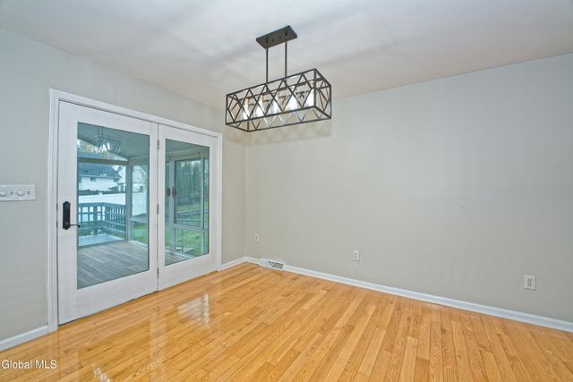 28 Manor Boulevard, Troy, NY 12180