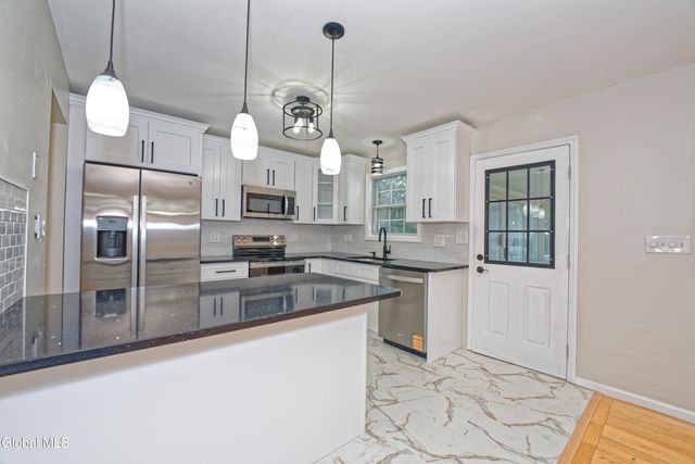 28 Manor Boulevard, Troy, NY 12180