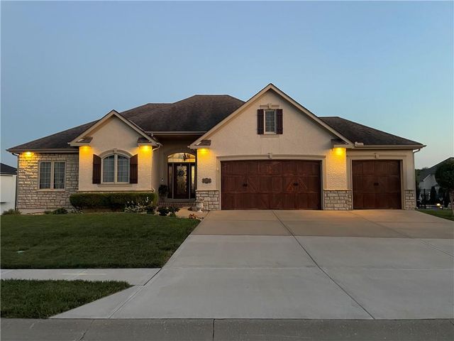 2512 NE CRESTVIEW Street, Blue Springs, MO 64029