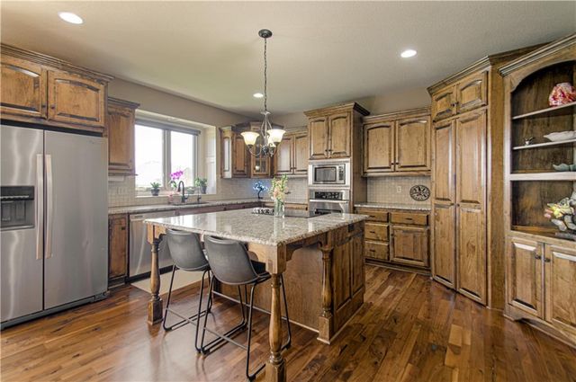 2512 NE CRESTVIEW Street, Blue Springs, MO 64029