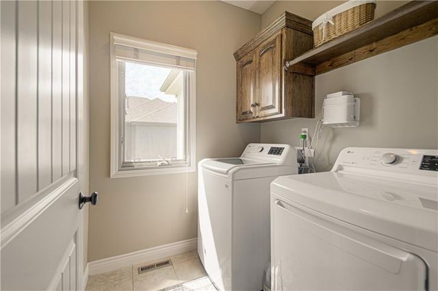 2512 NE CRESTVIEW Street, Blue Springs, MO 64029