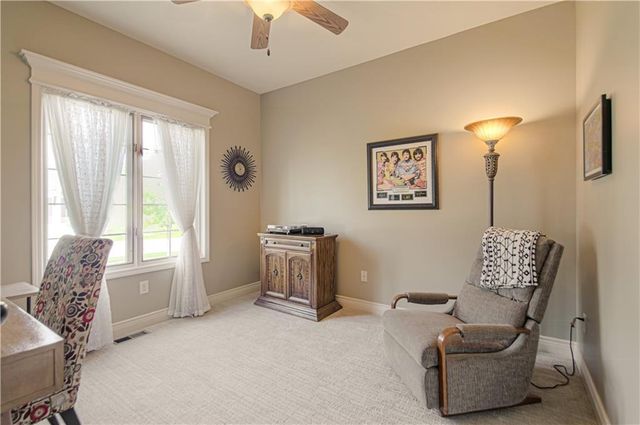 2512 NE CRESTVIEW Street, Blue Springs, MO 64029