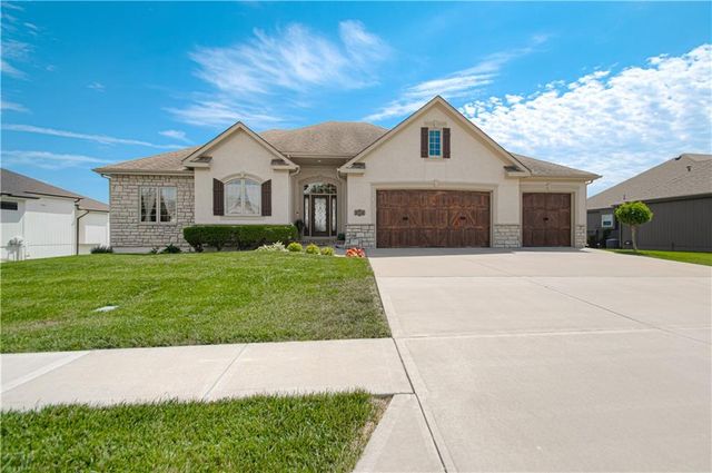 2512 NE CRESTVIEW Street, Blue Springs, MO 64029
