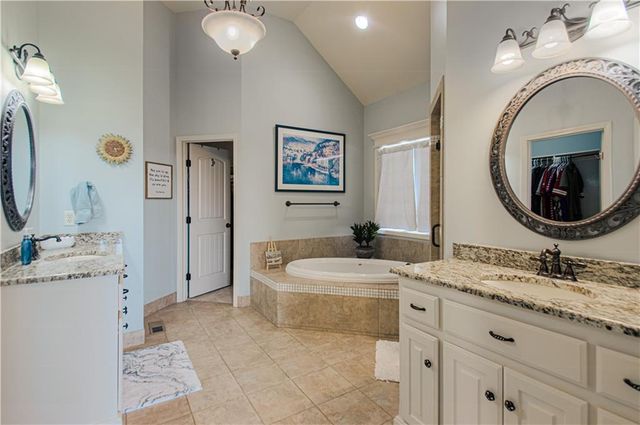 2512 NE CRESTVIEW Street, Blue Springs, MO 64029