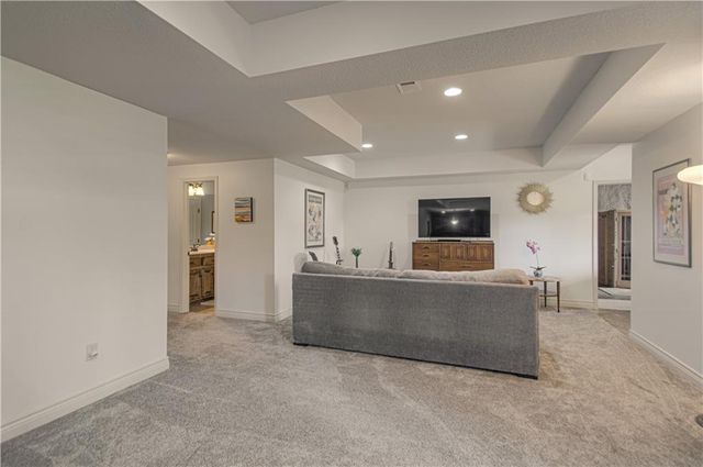 2512 NE CRESTVIEW Street, Blue Springs, MO 64029