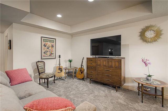 2512 NE CRESTVIEW Street, Blue Springs, MO 64029
