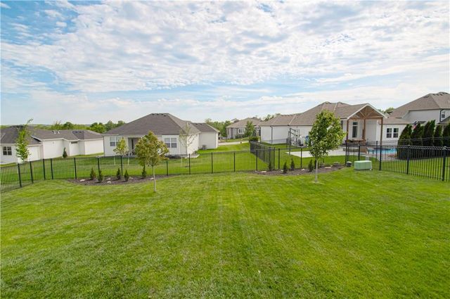 2512 NE CRESTVIEW Street, Blue Springs, MO 64029