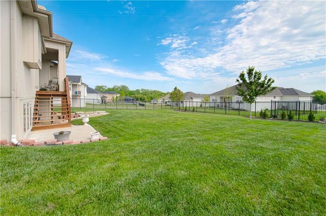 2512 NE CRESTVIEW Street, Blue Springs, MO 64029