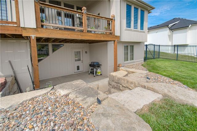 2512 NE CRESTVIEW Street, Blue Springs, MO 64029