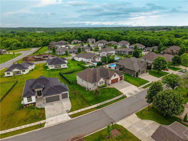 2512 NE CRESTVIEW Street, Blue Springs, MO 64029
