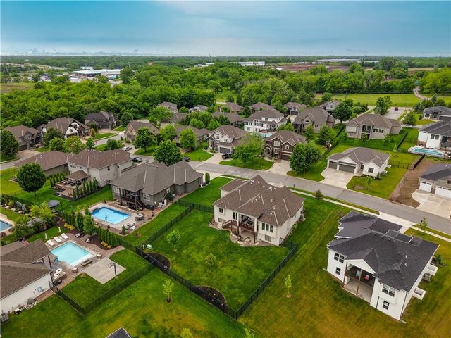 2512 NE CRESTVIEW Street, Blue Springs, MO 64029