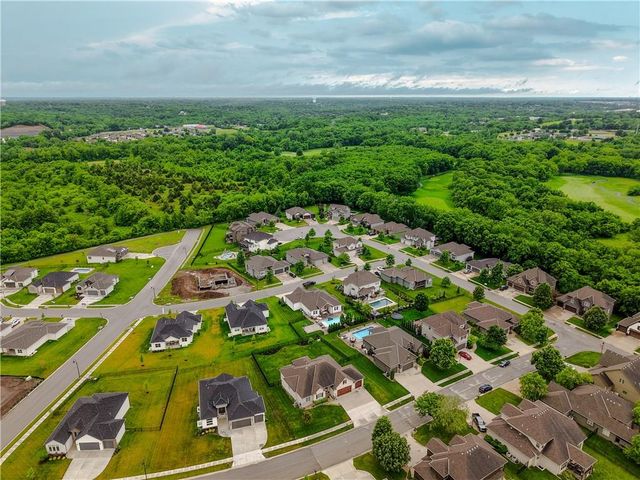 2512 NE CRESTVIEW Street, Blue Springs, MO 64029