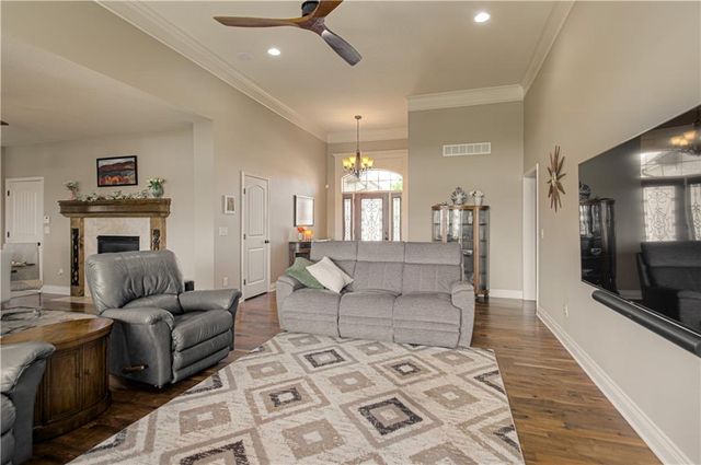 2512 NE CRESTVIEW Street, Blue Springs, MO 64029
