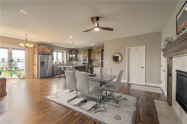 2512 NE CRESTVIEW Street, Blue Springs, MO 64029