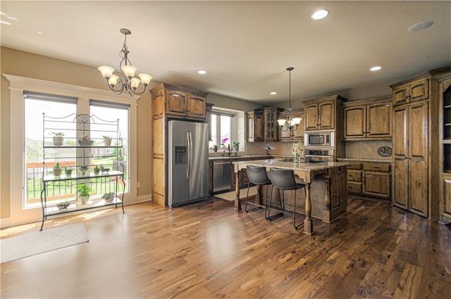 2512 NE CRESTVIEW Street, Blue Springs, MO 64029