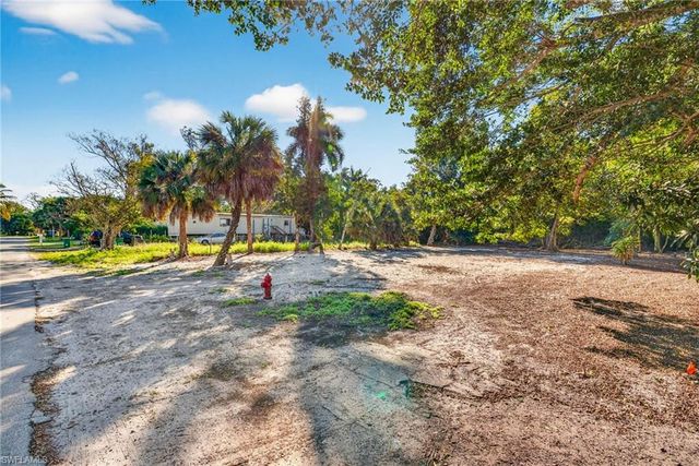 2596 Holly AVE, Naples, FL 34112