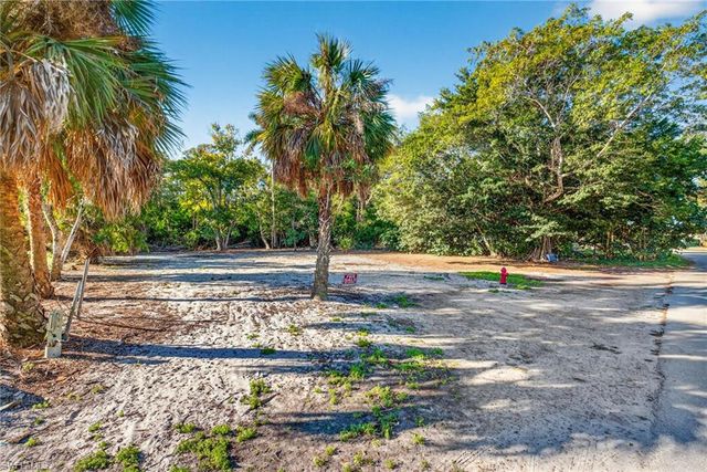 2596 Holly AVE, Naples, FL 34112
