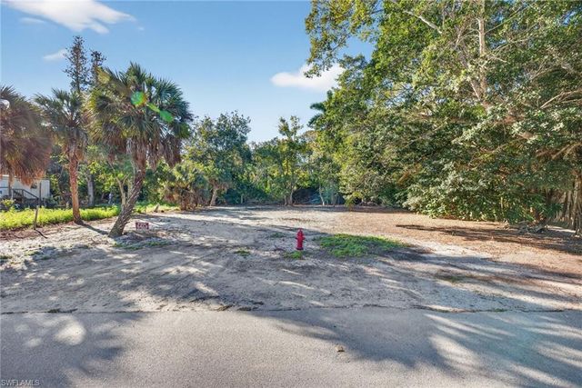 2596 Holly AVE, Naples, FL 34112