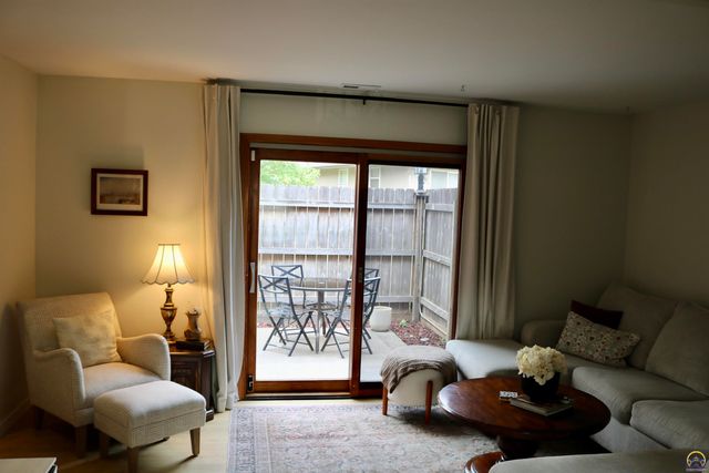 5440 SW 12th Ter Apt 2, Topeka, KS 66604