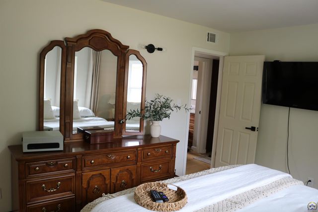 5440 SW 12th Ter Apt 2, Topeka, KS 66604