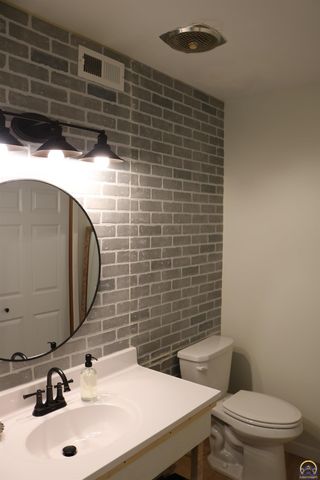 5440 SW 12th Ter Apt 2, Topeka, KS 66604