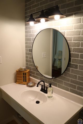 5440 SW 12th Ter Apt 2, Topeka, KS 66604