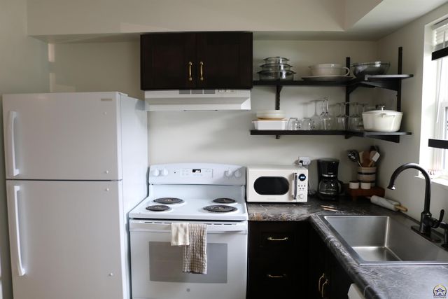 5440 SW 12th Ter Apt 2, Topeka, KS 66604