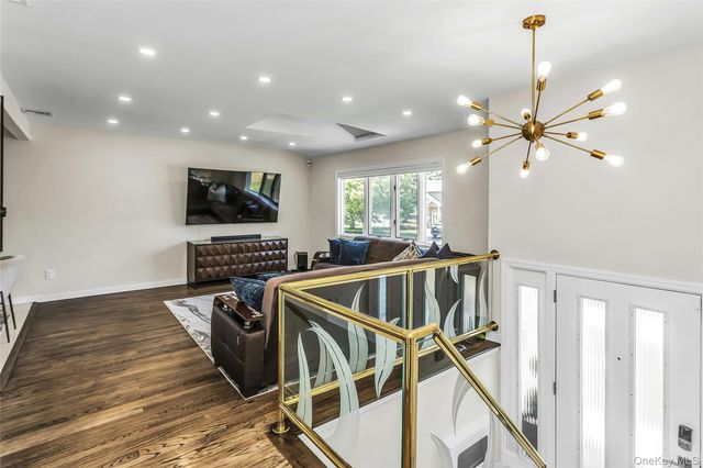 15 Lois Lane, Old Bethpage, NY 11804