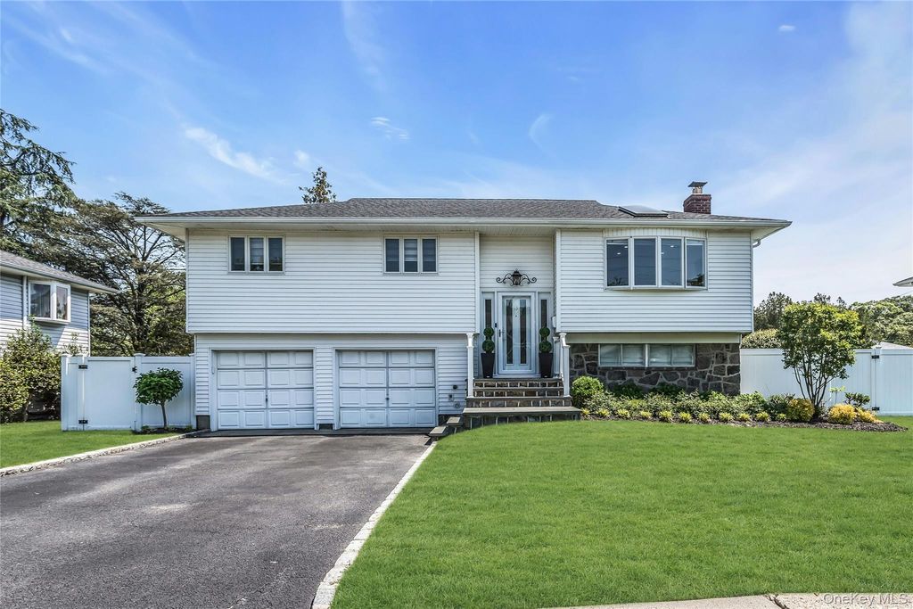 15 Lois Lane, Old Bethpage, NY 11804