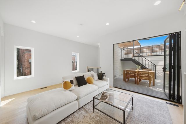 1914 N Rockwell Street, Chicago, IL 60647