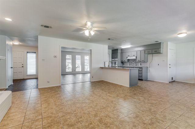 2107 Briarwood Boulevard, Arlington, TX 76013