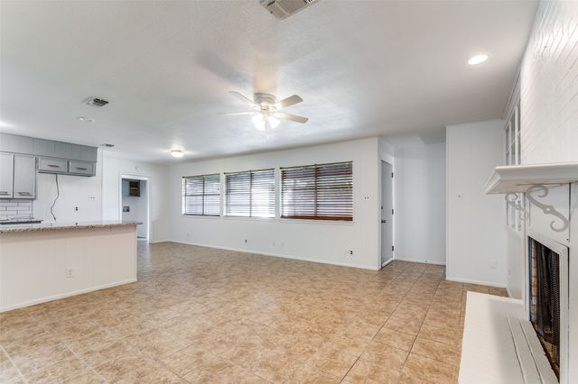 2107 Briarwood Boulevard, Arlington, TX 76013