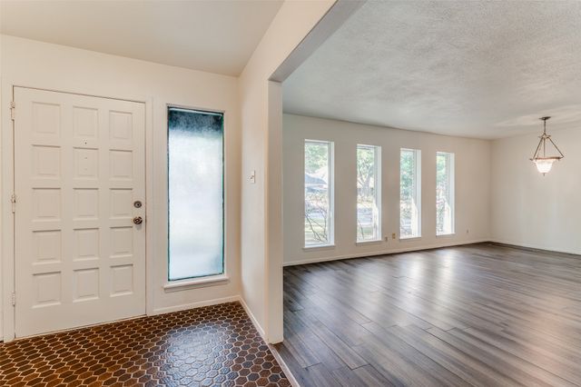 2107 Briarwood Boulevard, Arlington, TX 76013