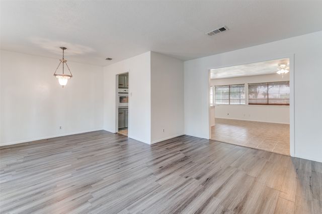 2107 Briarwood Boulevard, Arlington, TX 76013