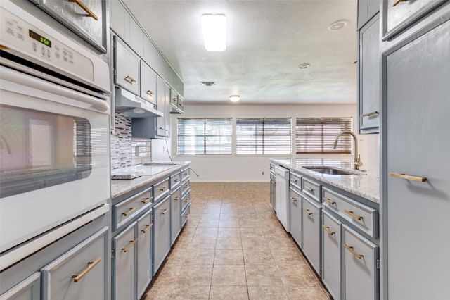 2107 Briarwood Boulevard, Arlington, TX 76013