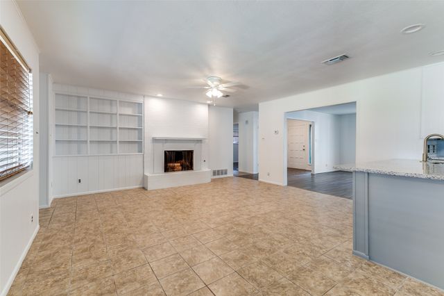 2107 Briarwood Boulevard, Arlington, TX 76013