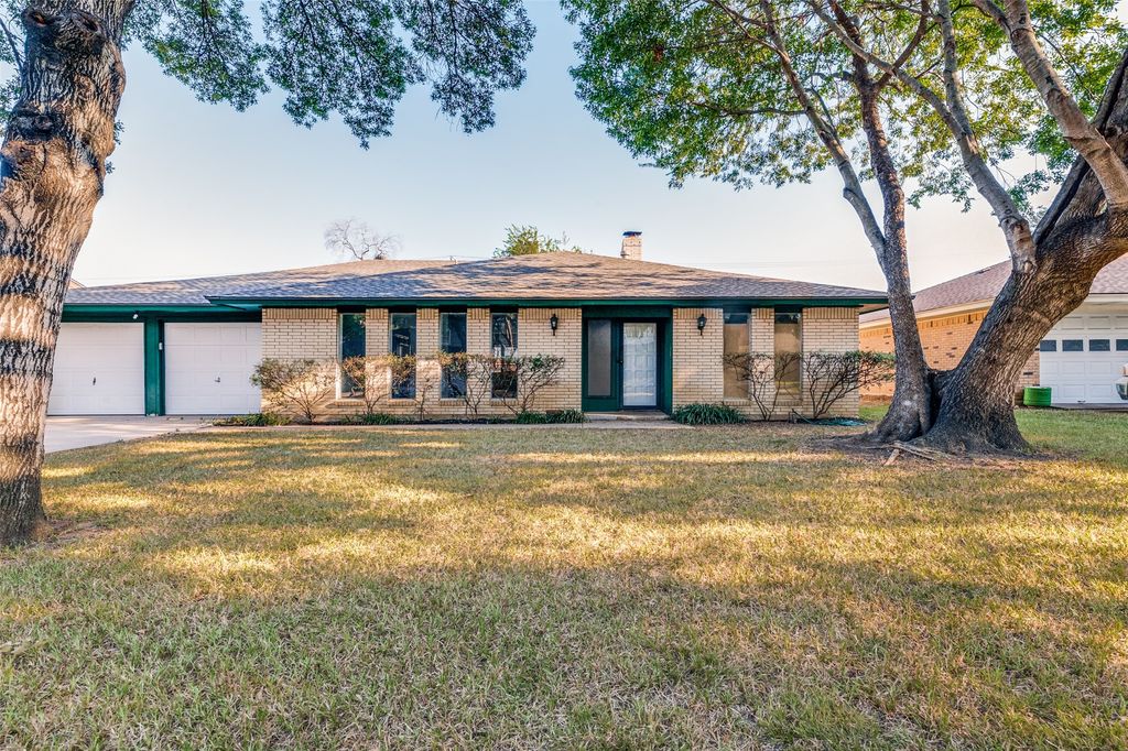 2107 Briarwood Boulevard, Arlington, TX 76013