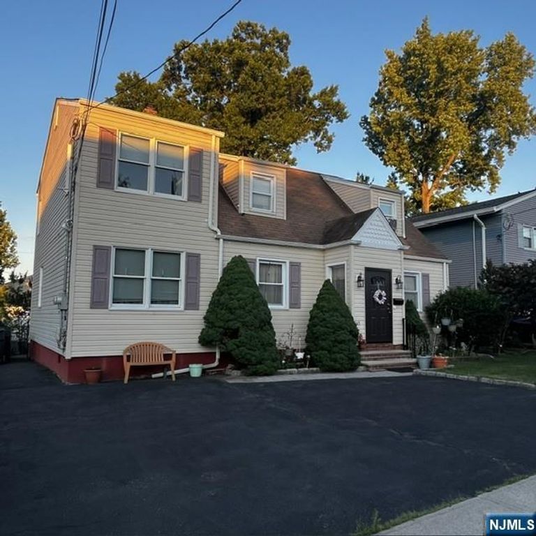 165 Woods Avenue 2nd Fl., Bergenfield, NJ 07621
