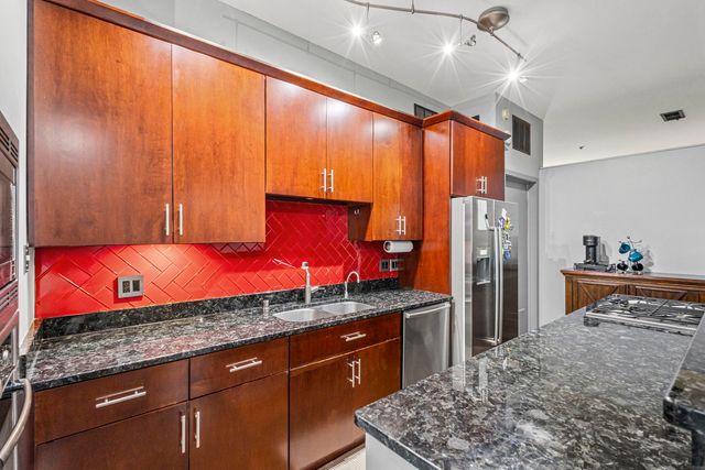 130 S CANAL Street 814, Chicago, IL 60606