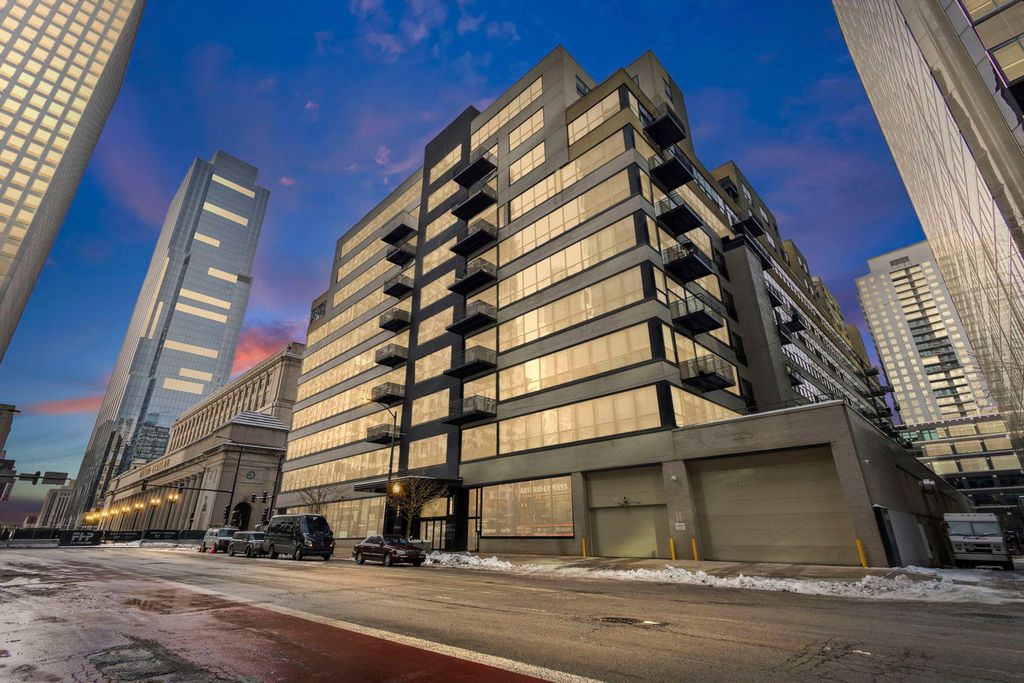 130 S CANAL Street 814, Chicago, IL 60606