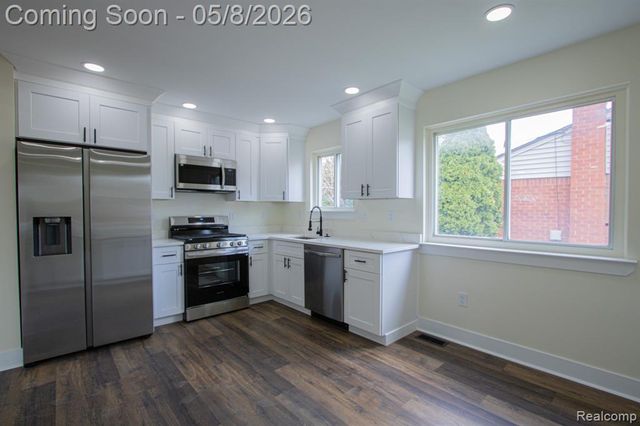 31000 Fall, Fraser, MI 48026