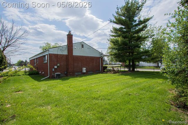 31000 Fall, Fraser, MI 48026