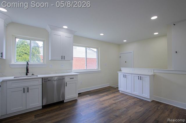 31000 Fall, Fraser, MI 48026