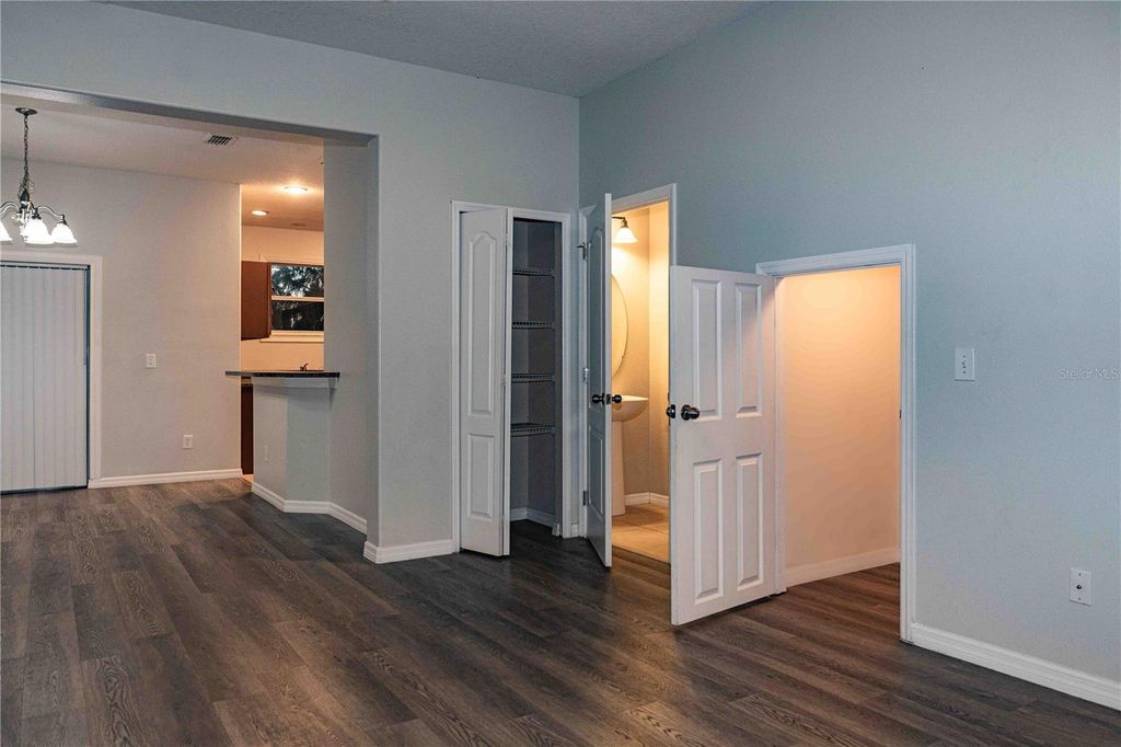 Image 8 of property listing at 3039 RODRICK CIRCLE, Orlando, FL 32824